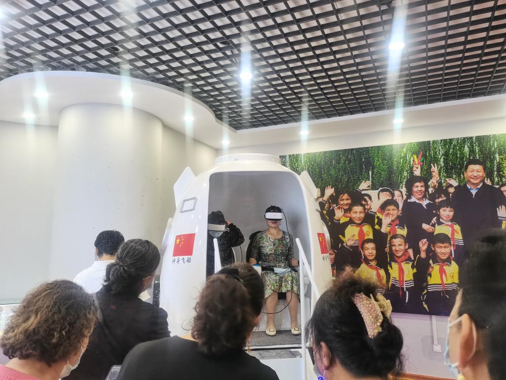 群眾在新時代文明實踐中心科技與科普服務平臺觀摩體驗VR等智能產品 群眾在新時代文明實踐中心科技與科普服務平臺觀摩體驗VR等智能產品