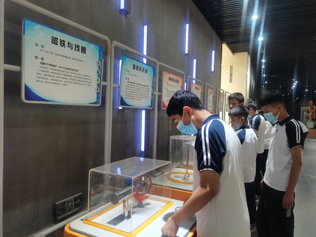 齊魯疏勒二中學生在體驗流動科技館展品 齊魯疏勒二中學生在體驗流動科技館展品